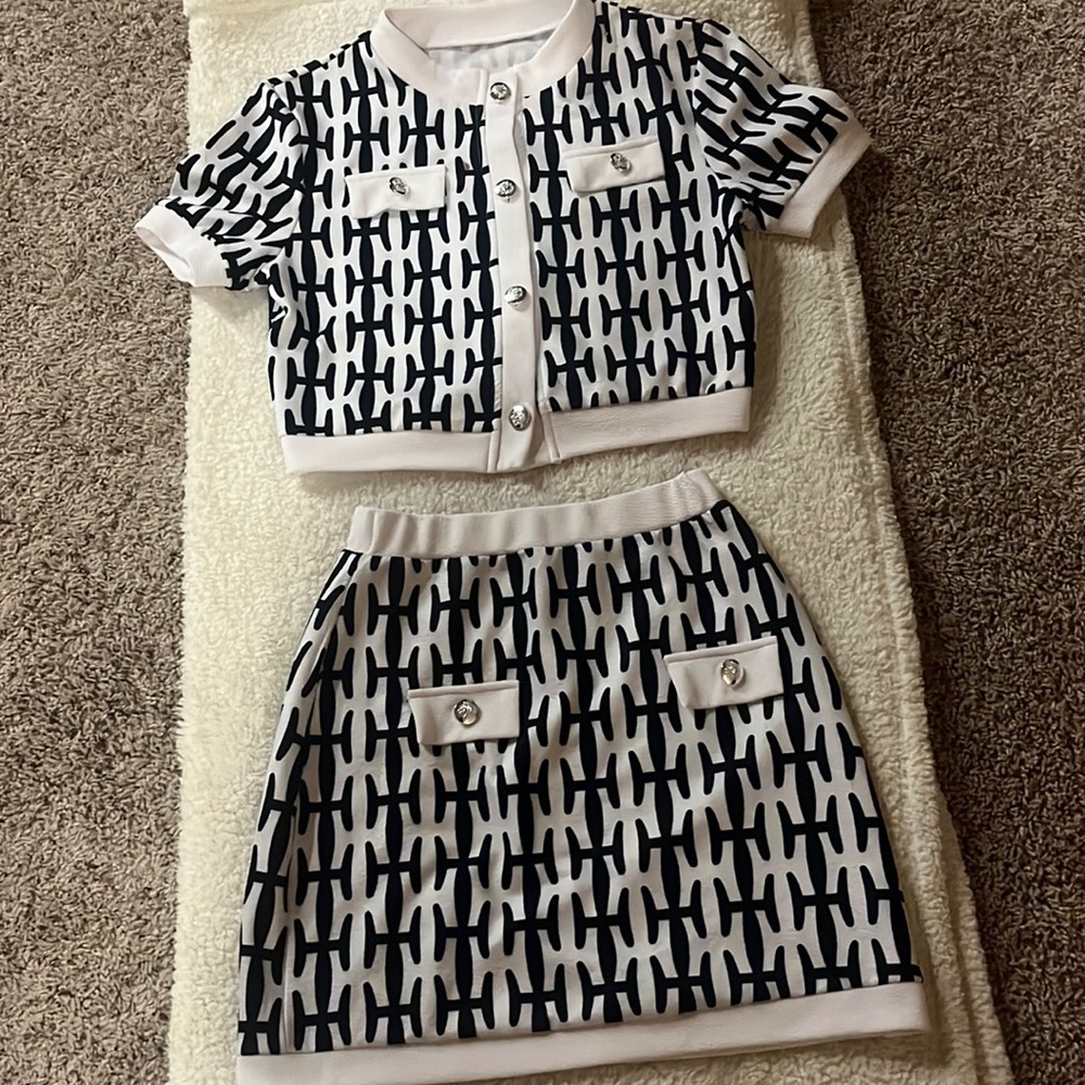 Crop top and mini skirt set is great for an event. Pair it with black heels.
